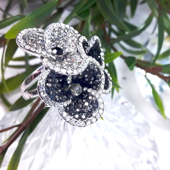Affordable Fashion Finds Jewelry - 🆕️ Floral BW Rhinestones🖤Fashion Silver Ring